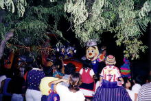 地元民も観光客も大勢集まって盛り上がる。